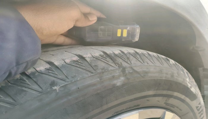 2022 Mahindra XUV700 AX 7 LUXURY D AT 7 STR, Diesel, Automatic, 1,20,090 km, tyre