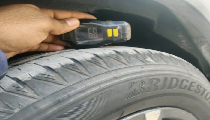 2022 Mahindra XUV700 AX 7 LUXURY D AT 7 STR, Diesel, Automatic, 1,20,090 km, tyre