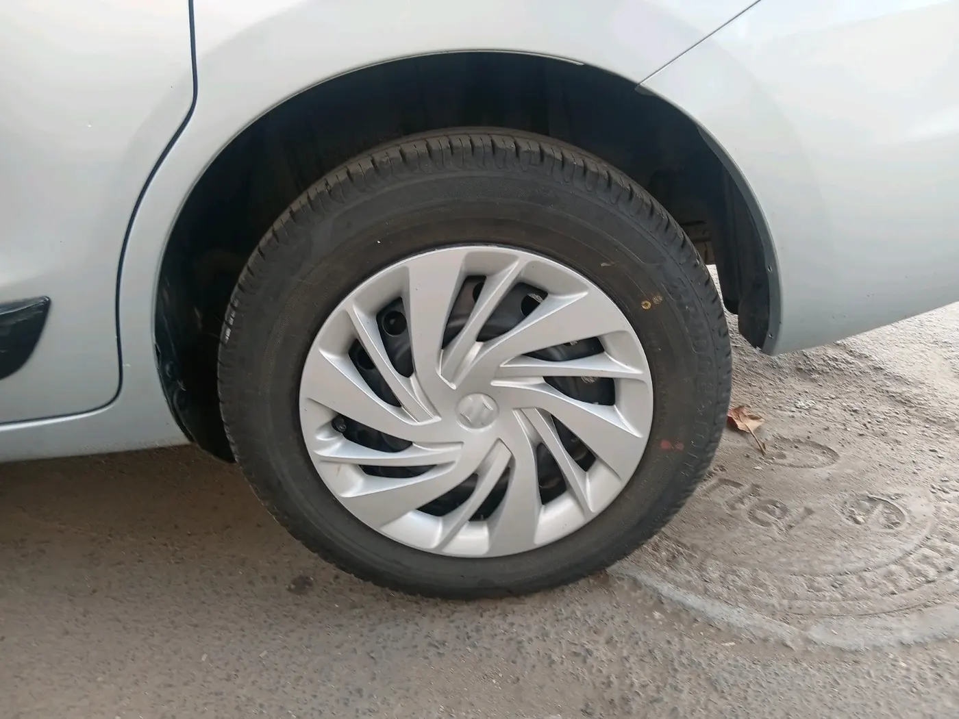 2023 Maruti Ertiga VXI SHVS, Petrol, Manual, 17,500 km, tyre