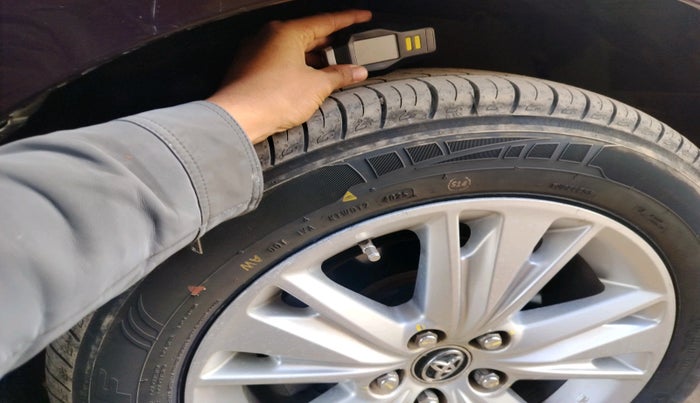 2016 Toyota Innova Crysta 2.4 ZX 7 STR, Diesel, Manual, 1,26,473 km, tyre