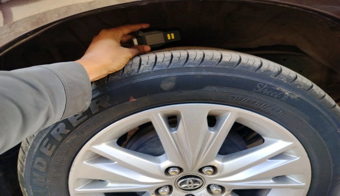 2016 Toyota Innova Crysta 2.4 ZX 7 STR, Diesel, Manual, 1,26,473 km, tyre