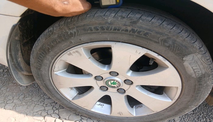 2011 Skoda Superb ELEGANCE 1.8 TSI AT, Petrol, Automatic, 96,523 km, tyre