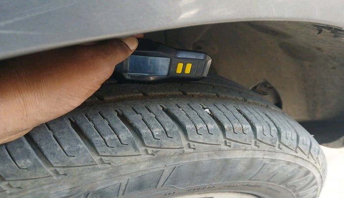 2015 Nissan Terrano XL D PLUS, Diesel, Manual, 1,97,621 km, tyre