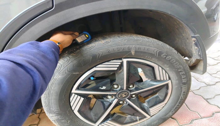 2023 Tata NEXON FEARLESS SUNROOF AMT DUAL TONE 1.5 DIESEL, Diesel, Automatic, 43,398 km, tyre