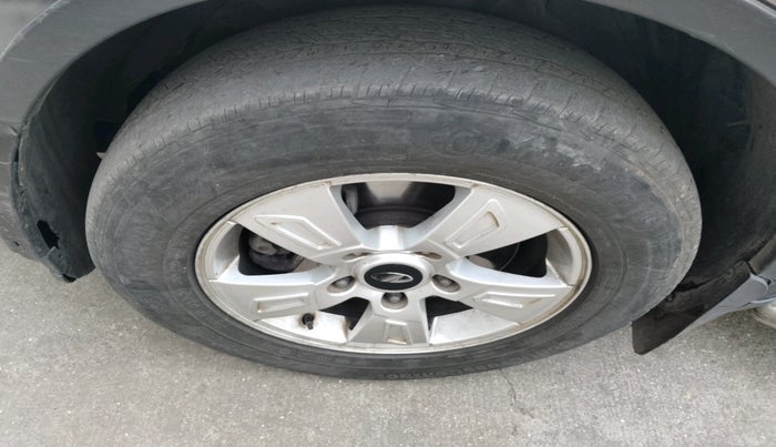 2013 Mahindra XUV500 W8, Diesel, Manual, 2,43,028 km, tyre