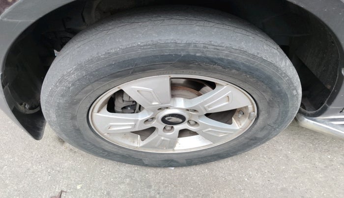 2013 Mahindra XUV500 W8, Diesel, Manual, 2,43,028 km, tyre