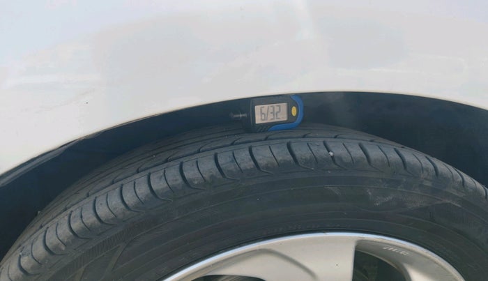 2016 Honda City 1.5L I-VTEC VX CVT, Petrol, Automatic, 1,53,263 km, tyre