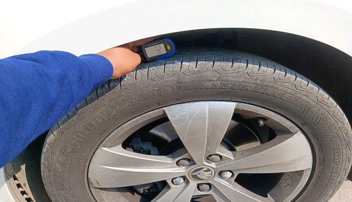 2016 Skoda Superb ELEGANCE 1.8 TSI AT, Petrol, Automatic, 1,60,407 km, tyre