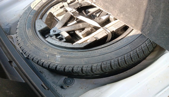 2016 Skoda Superb ELEGANCE 1.8 TSI AT, Petrol, Automatic, 1,60,407 km, tyre