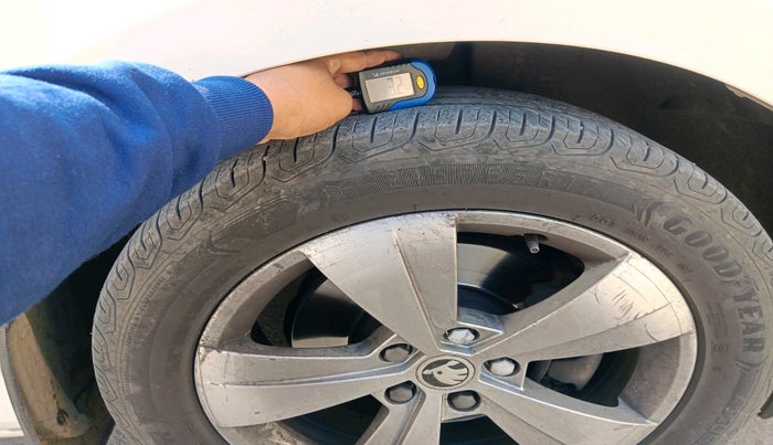 2016 Skoda Superb ELEGANCE 1.8 TSI AT, Petrol, Automatic, 1,60,407 km, tyre