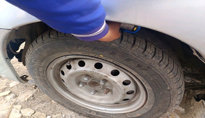 2015 Toyota Innova 2.5 GX 7 STR, Diesel, Manual, 1,57,784 km, tyre