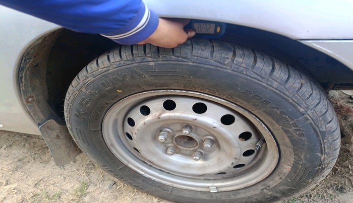 2015 Toyota Innova 2.5 GX 7 STR, Diesel, Manual, 1,57,784 km, tyre