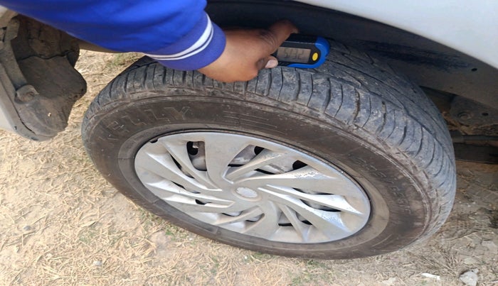 2015 Toyota Innova 2.5 GX 7 STR, Diesel, Manual, 1,57,784 km, tyre