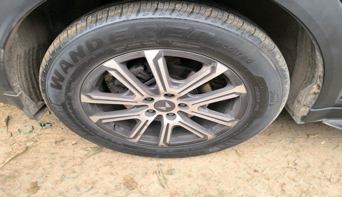 2022 Mahindra XUV700 AX 7 LUXURY P AT 7 STR, Petrol, Automatic, 32,994 km, tyre