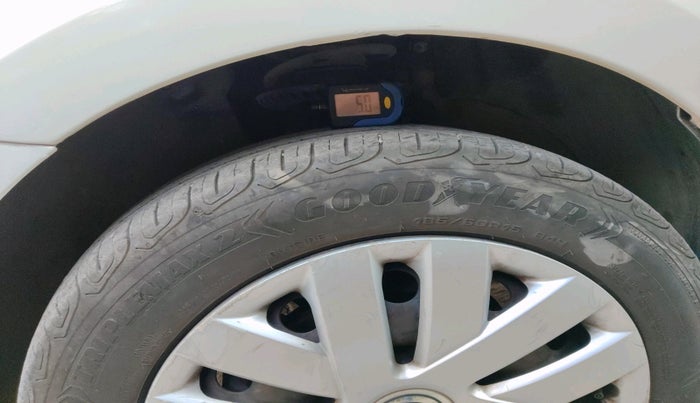 2014 Volkswagen Polo COMFORTLINE 1.2L, Petrol, Manual, 85,034 km, tyre