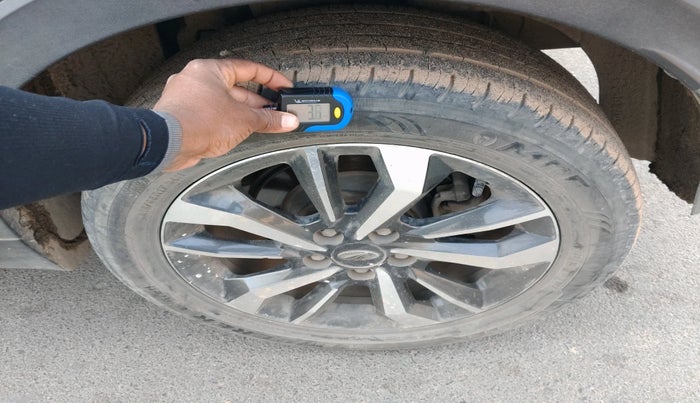 2022 Mahindra XUV300 W8 (O) 1.2 PETROL, Petrol, Manual, 56,000 km, tyre