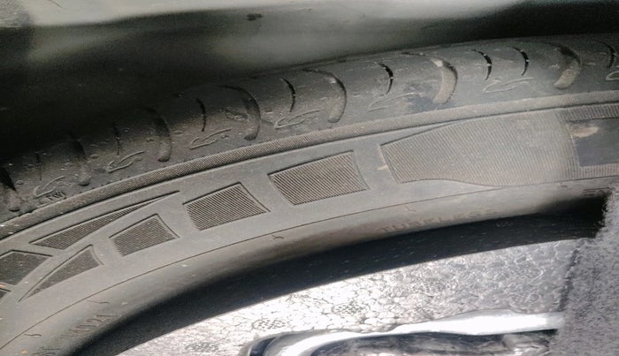 2022 Mahindra XUV300 W8 (O) 1.2 PETROL, Petrol, Manual, 56,000 km, tyre