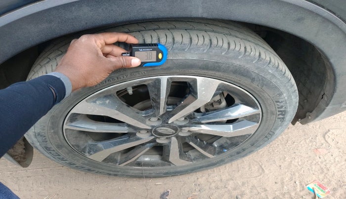 2022 Mahindra XUV300 W8 (O) 1.2 PETROL, Petrol, Manual, 56,000 km, tyre