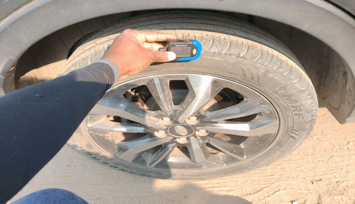 2022 Mahindra XUV300 W8 (O) 1.2 PETROL, Petrol, Manual, 56,000 km, tyre