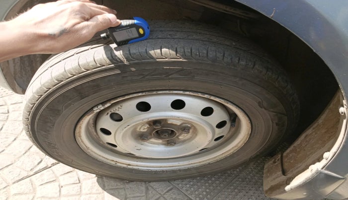 2011 Maruti Swift Dzire LXI, Petrol, Manual, 2,24,714 km, tyre