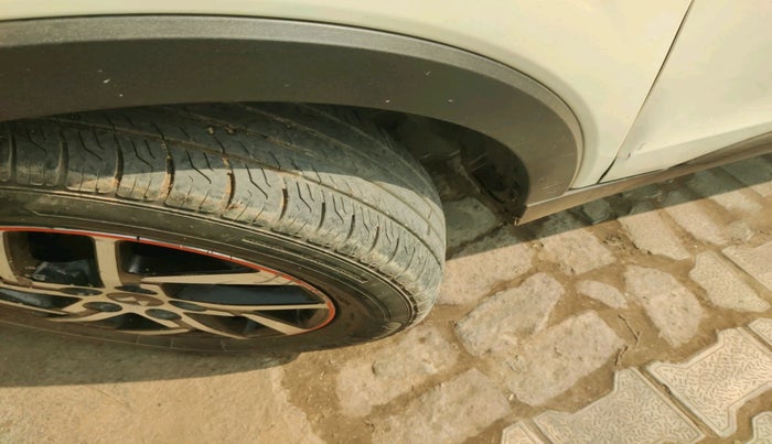 2022 Mahindra XUV300 W8(O) 1.2 PETROL DUAL TONE, Petrol, Manual, 30,800 km, tyre