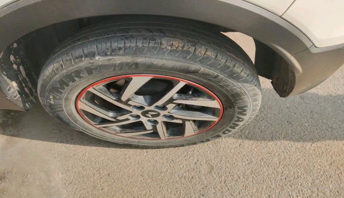 2022 Mahindra XUV300 W8(O) 1.2 PETROL DUAL TONE, Petrol, Manual, 30,800 km, tyre