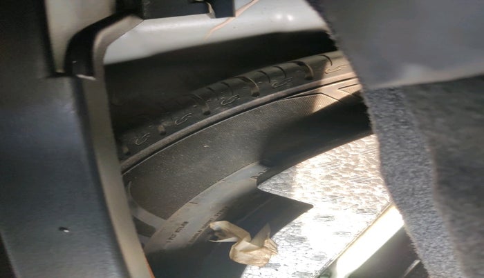 2022 Mahindra XUV300 W8(O) 1.2 PETROL DUAL TONE, Petrol, Manual, 30,800 km, tyre