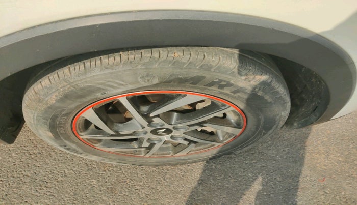 2022 Mahindra XUV300 W8(O) 1.2 PETROL DUAL TONE, Petrol, Manual, 30,800 km, tyre