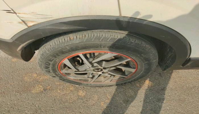 2022 Mahindra XUV300 W8(O) 1.2 PETROL DUAL TONE, Petrol, Manual, 30,800 km, tyre