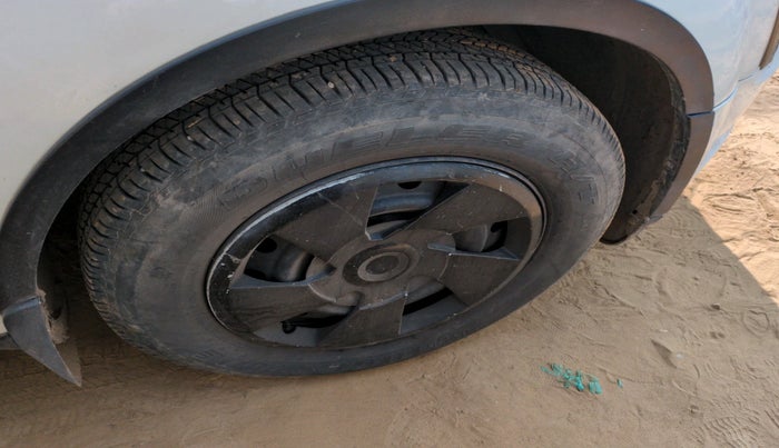 2019 Mahindra XUV500 W7, Diesel, Manual, 1,08,716 km, tyre