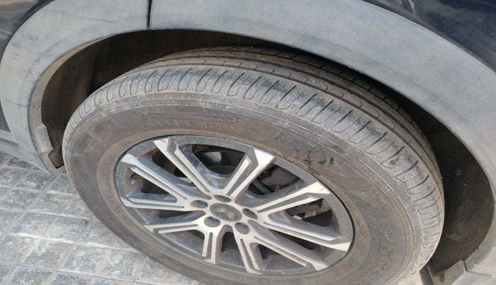 2021 Mahindra XUV700 AX 7 P MT 7 STR, Petrol, Manual, 70,599 km, tyre