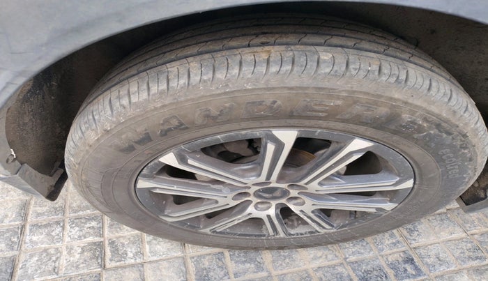 2021 Mahindra XUV700 AX 7 P MT 7 STR, Petrol, Manual, 70,599 km, tyre