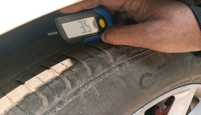 2015 Audi A4 35 TFSI PREMIUM, Petrol, Automatic, 1,01,660 km, tyre