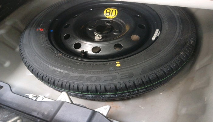 2022 Maruti Dzire ZXI CNG, Petrol, Manual, 51,375 km, tyre