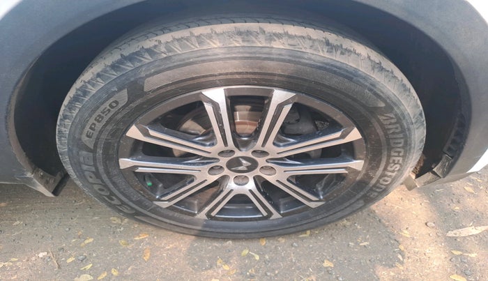 2022 Mahindra XUV700 AX 7 LUXURY D AWD AT 7 STR, Diesel, Automatic, 51,319 km, tyre