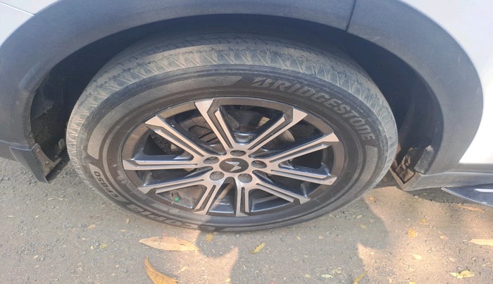 2022 Mahindra XUV700 AX 7 LUXURY D AWD AT 7 STR, Diesel, Automatic, 51,319 km, tyre