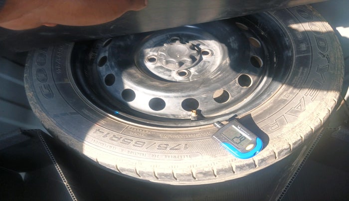 2011 Toyota Etios G, Petrol, Manual, 33,489 km, tyre