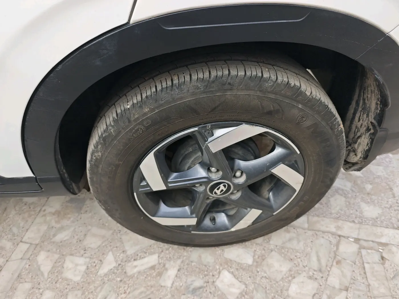 2019 Hyundai VENUE SX PLUS 1.0 TURBO DCT, Petrol, Automatic, 49,821 km, tyre
