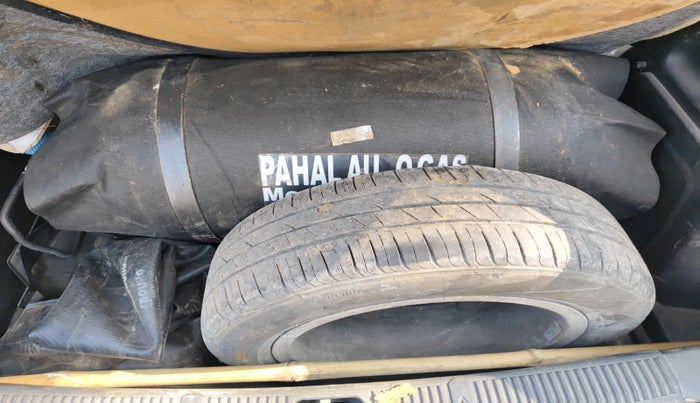 2012 Skoda Fabia ACTIVE PLUS 1.2 MPI, Petrol, Manual, 1,30,125 km, tyre