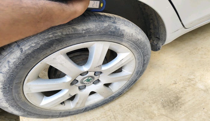 2012 Skoda Fabia ACTIVE PLUS 1.2 MPI, Petrol, Manual, 1,30,125 km, tyre