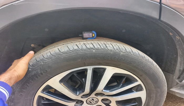 2023 MG GLOSTER SAVVY 7 STR 2.0 TWIN TURBO 4WD, Diesel, Automatic, 1,51,259 km, tyre