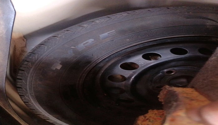 2017 Maruti Swift VXI O, Petrol, Manual, 1,25,099 km, tyre