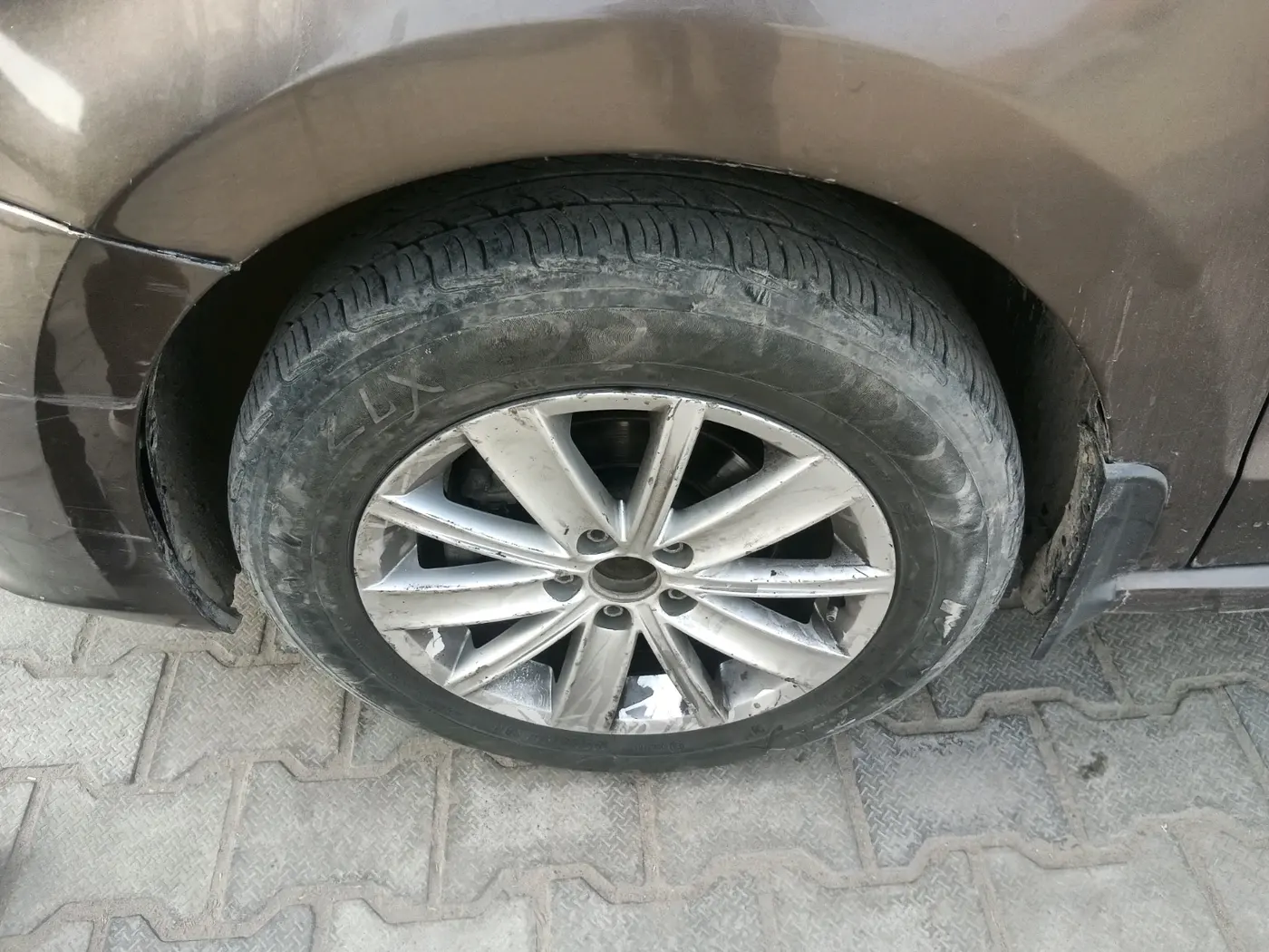 2015 Volkswagen Vento HIGHLINE 1.5 AT, Diesel, Automatic, 1,87,678 km, tyre