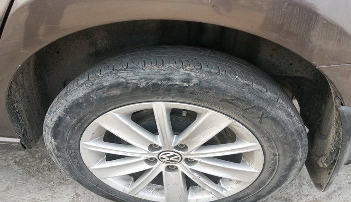 2015 Volkswagen Vento HIGHLINE 1.5 AT, Diesel, Automatic, 1,87,678 km, tyre