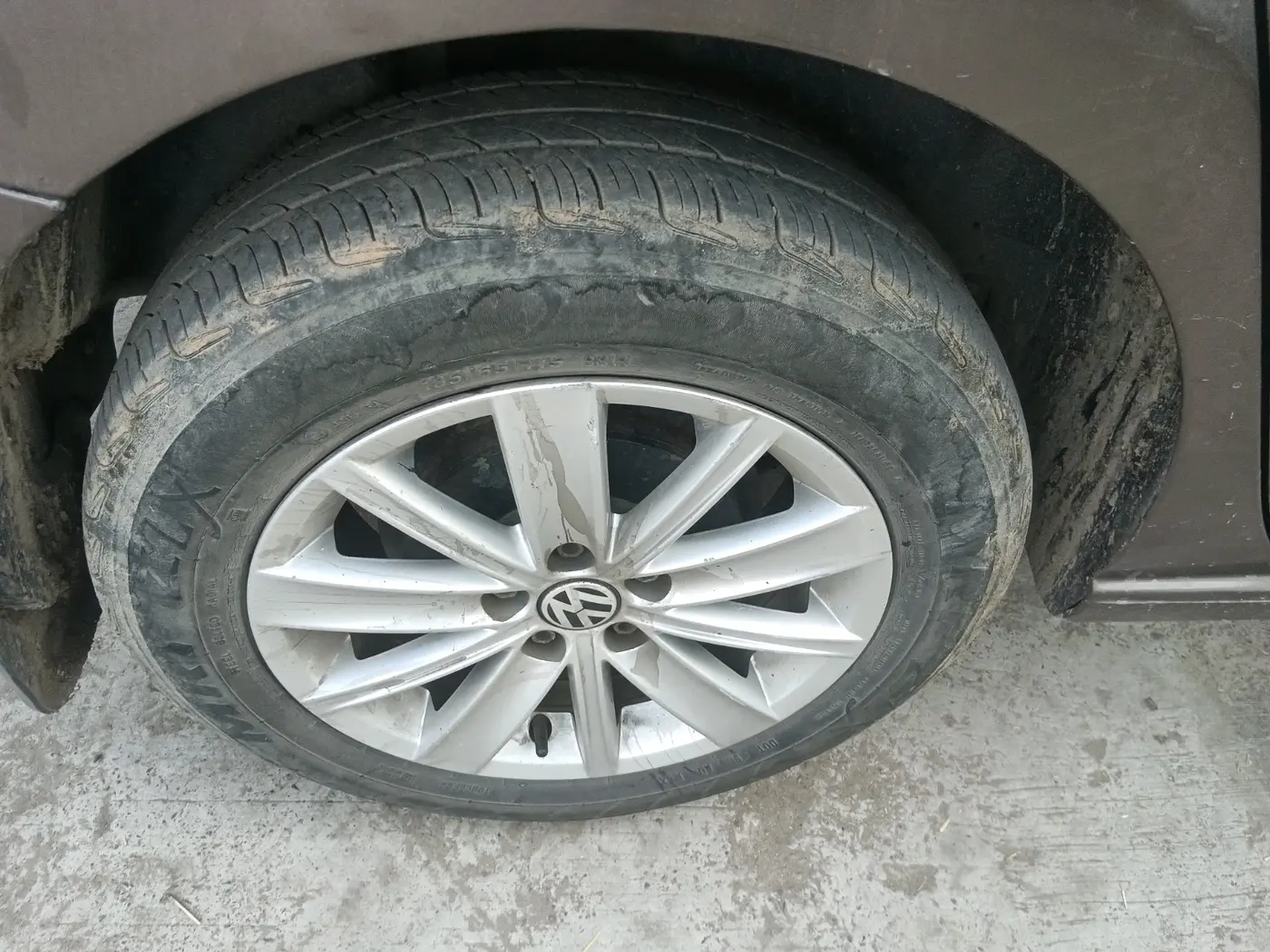 2015 Volkswagen Vento HIGHLINE 1.5 AT, Diesel, Automatic, 1,87,678 km, tyre