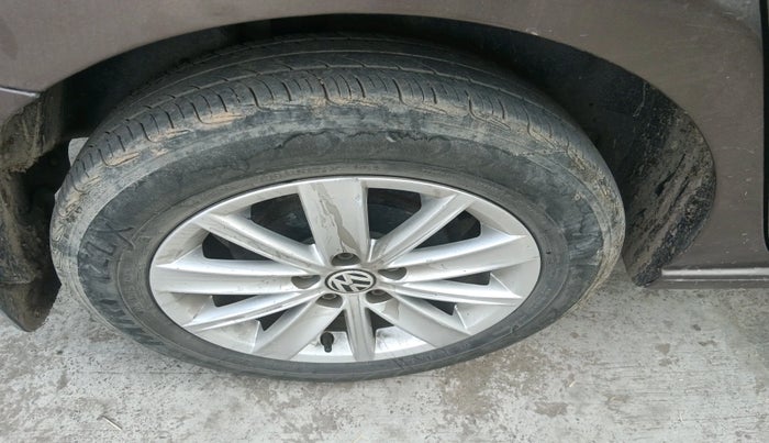 2015 Volkswagen Vento HIGHLINE 1.5 AT, Diesel, Automatic, 1,87,678 km, tyre