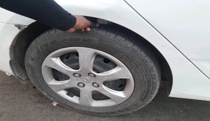 2012 Hyundai Verna FLUIDIC 1.6 CRDI EX, Diesel, Manual, 1,42,340 km, tyre