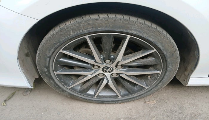 2023 Toyota Camry HYBRID, Hybrid, Automatic, 48,853 km, tyre