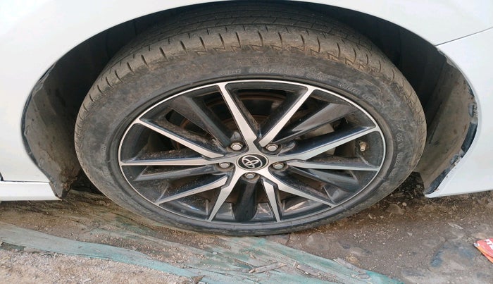 2023 Toyota Camry HYBRID, Hybrid, Automatic, 48,853 km, tyre