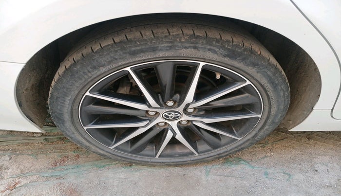 2023 Toyota Camry HYBRID, Hybrid, Automatic, 48,853 km, tyre